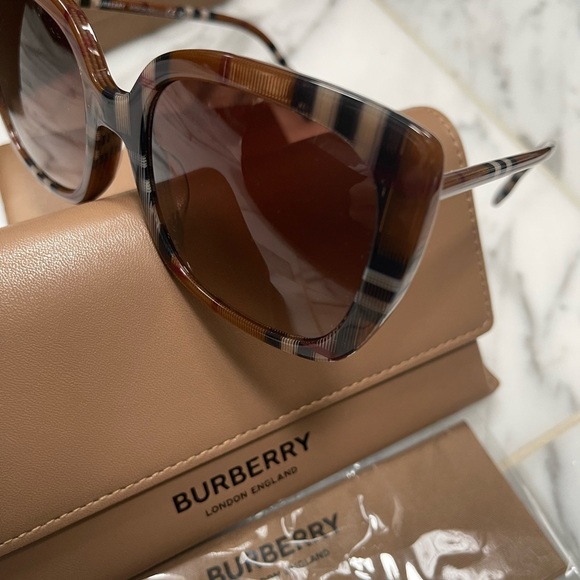BURBERRY SQUARE CLASSIC ICONIC CHECK SUNGLASSES - Picture 12 of 16